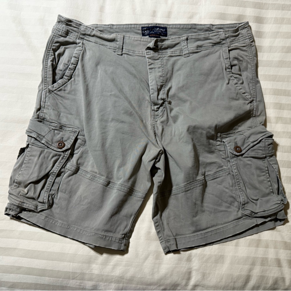 Men's dark khaki Cargo Shorts size 44 American Eagle.